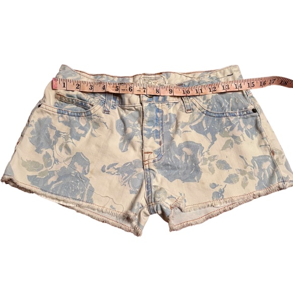current Elliott Girlfriend shorts in blue rose floral print - Picture 9 of 10